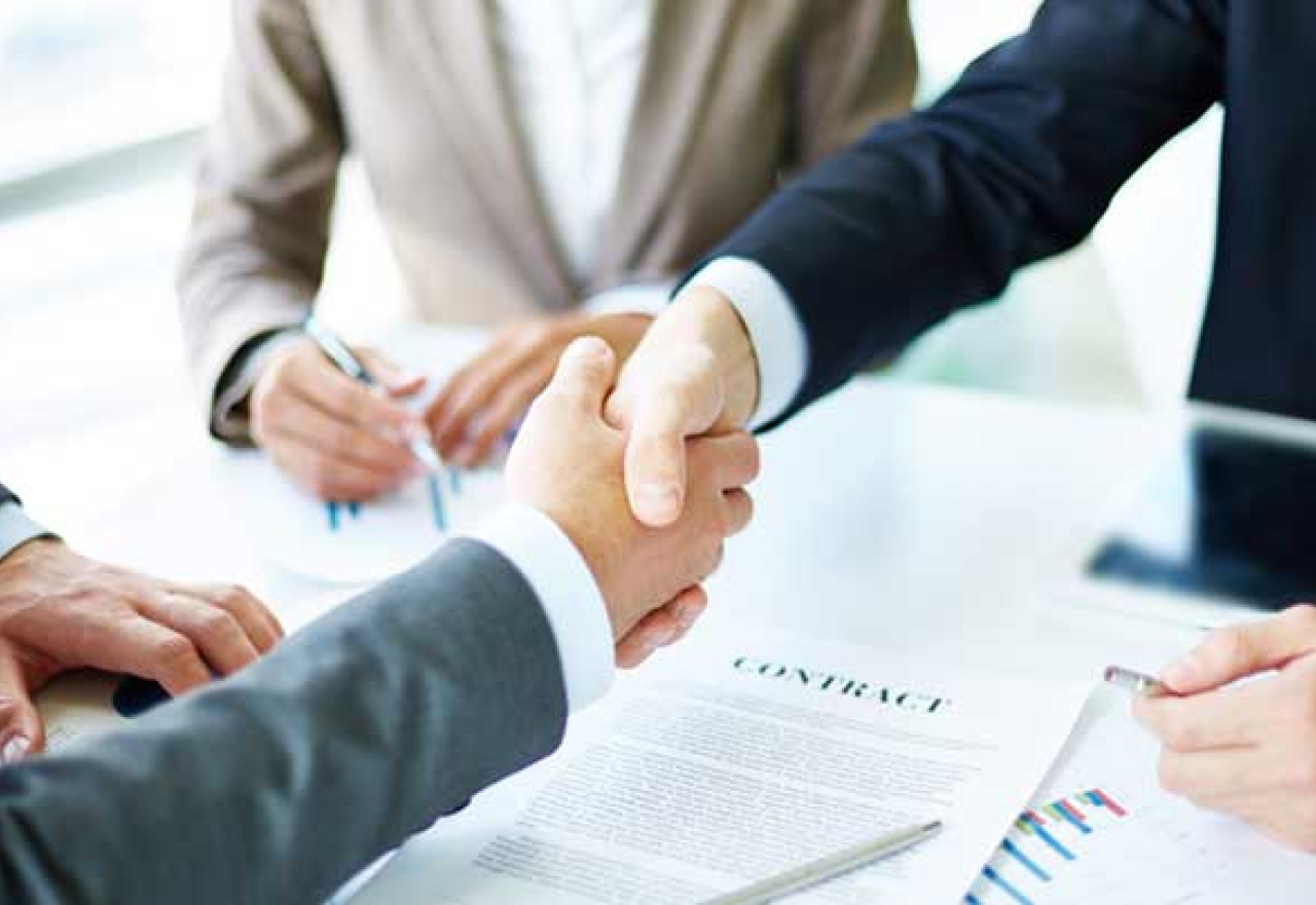 couple are moving to new apartment.